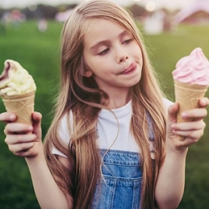 تصویر دختر جوان در حال بستنی قیفی خوردن